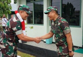 Letkol Czi Bambang Santoso (kiri) saat berjabat tangan dengan Letkol Inf Aswin Suladi pada acara pisah sambut Komandan Kodim, Kamis (22/02/2024). 