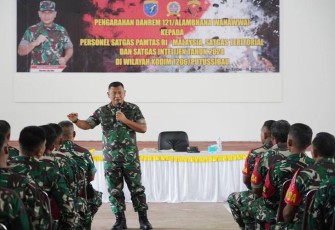 Danrem 121/Abw Brigjen TNI Luqman Arief, S.I.P., saat memberikan Pengarahan kepada personel Satgas Pamtas RI-Malaysia Yonarmed 10/Brajamusti, Satgas Teritorial Kodim 1206/Psb dan Satgas Intelijen Tahun 2024 wilayah sektor timur Kalimantan Barat.
