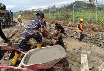 Satgas TMMD dan Masyarakat saat berjibaku membangun saluran irigasi di Desa Pammesakang