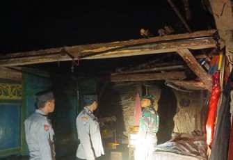 Babinsa Koramil 0801/05 Bandar Bantu Evakuasi Warga Alami Musibah