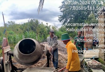 Babinsa Kodim 0802/Ponorogo Ikut Kerja Bakti Cor Jalan