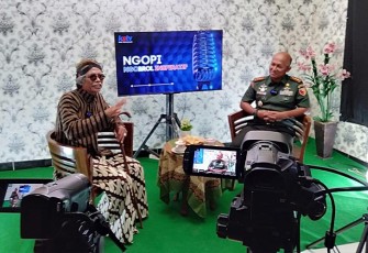  Dandim 0806/Trenggalek sebagai narasumber utama, yang berdiskusi dengan Mbah Karso, host KSTV Kediri, Rabu (24/1/2024).