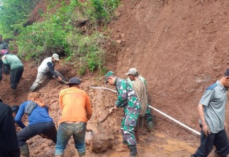 Anggota Kodim 0802/Ponorogo Kerja Bakti Bersama Masyarakat bersihkan material longsor