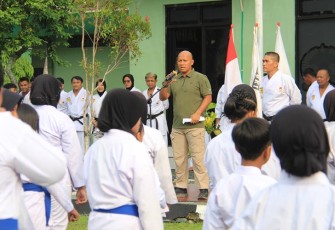 Dandim Yudo Aji Susanto menyambut Sensei Syahrullah dan seluruh peserta ujian dengan hangat.