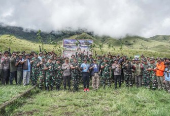 Korem 162/Wira Bhakti, menggelar kegiatan pembersihan jalur pendakian gunung Rinjani dan penanaman pohon yang melibatkan sekitar 700 personil gabungan mulai dari TNI-Polri, Pemerintah Daerah, Relawan dan Masyarakat.