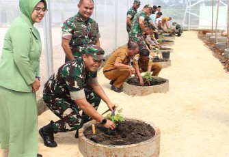 Danrem 132/Tdl Brigjen TNI Dody Triwinarto, S.I.P., M.Han saat usai mengikuti peresmian 1.898 Titik Air Gerakan TNI AD manunggal Air secara vicon, bertempat di Makodim 1311/Mrw, Kompleks KTM, Desa Bahomohoni, Kecamatan Bungku Tengah, Kabupaten Morowali, Sulawesi Tengah. Selasa (6/2/2024).