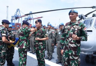 Penyematan Brevet di atas Gladak KRI Frans Kaisefo (FKO-368) yang sandar di Dermaga Kolinlamil, Tanjung Priok, Jakarta Utara