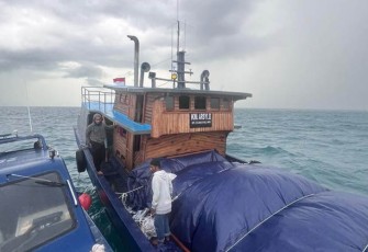 Tim Patroli Laut Bea Cukai saat Gagalkan Penyelundupan Baju dan Sepatu Bekas