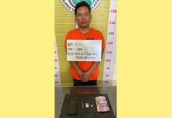 Tersangka dan barang bukti saat diamankan Sat Resnarkoba Polres Tapsel untuk pemeriksaan lebih lanjut.