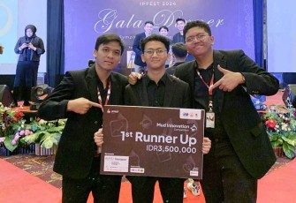 Mukhammad Sholikhuddin, Muhammad Khoirul Latif dan Dzakhi Fahri, Mahasiswa Teknik Perminyakan Universitas Pertamina (UPER), berhasil menciptakan inovasi lumpur pengeboran yang lebih efisien dan ramah lingkungan.