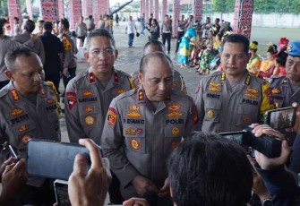 Kapolda Kalbar Irjen Pol Pipit Rismanto S.IK.M.H saat diwawancarai awak media