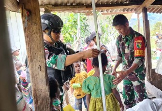 Babinsa Koramil 1710-05/Jila saat mendampingi petugas kesehatan Puskesmas setempat dalam kegiatan pengobatan dan pemeriksaan rutin gratis kepada warga, Selasa (30/01/2024).