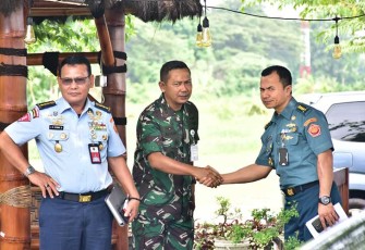 Komandan Wing Udara 2 saat Dampingi Itjen Kemhan Tinjau Skuadron Udara 100