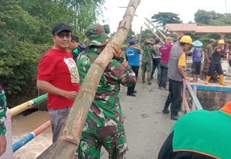 Anggota Kodim Ponorogo Bersihkan Dam Sungai Bersama Masyarakat