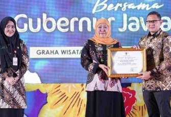 Pj. Wali Kota Batu, Aries Agung Paewai, saat menerima penghargaan prestisius sebagai Kepala Daerah Pendukung Pariwisata Terbaik dari Gubernur Jawa Timur, Khofifah Indar Parawansa dalam acara Sapa Insan Budaya dan Pariwisata, di Graha Wisata Menanggal Jatim, Kota Surabaya, Rabu (7/2/2024).