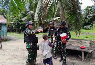 Satgas Yonif 310/KK Bagikan Susu Untuk Anak-Anak Papua
