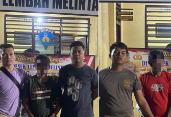 dua tersangka (diborgol) saat diamankan