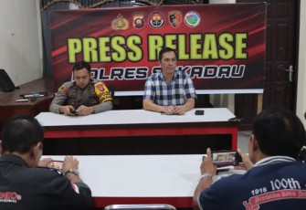 Kasat Reskrim Polres Sekadau, AKP Rahmad Kartono saat press release