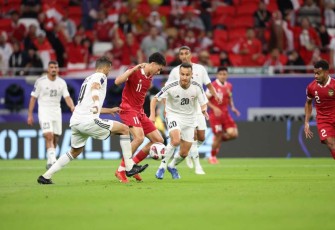 Pemain Indonesia berusaha melewati hadangan pemain Irak dalam laga penyisihan grup D piala Asia 2023 di Qatar, Senin (15/1)