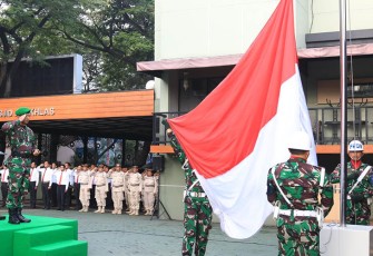 Danrem 052/Wkr saat pimpin Upacara 17 an