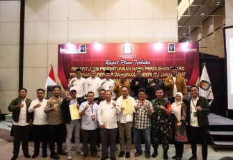Pelaksanaan rekapitulasi tingkat kota oleh KPU Kota Depok, Senin (2/12)