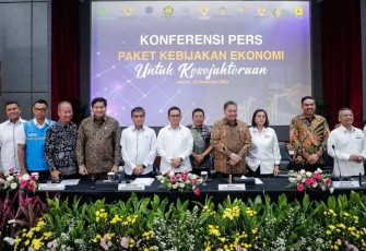 Menaker Yassierli saat konferensi pers di Jakarta, Senin (16/12)