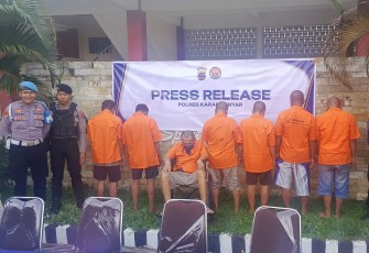 Tujuh pelaku komplotan curanmor saat dihadirkan dalam konferensi pers di Mapolres Karanganyar, Jumat (28/11/2025), terkait kasus tewasnya sopir mobil angkutan barang asal Demak, Farid Akhyar (54 )