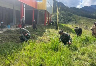 Prajurit TNI dan Warga Bergotong Royong Bersihkan Puskesmas Mayuberi di Tengah Pegunungan Papua