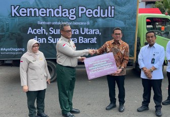 Bantuan 40 ton Kemenko Perekonomian nuntuk korban bencana tiga wilayah Provinsi Aceh, Provinsi Sumatra, Provinsi Sumatra Barat. Serah terima bantuan dilakukan di Lanud Halim Perdana Kusumah, pada Selasa (2/12)