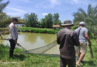Bhabinkamtibmas Desa Panca Tunggal Cek Kolam Budidaya Ikan Patin Milik Warga Binaan