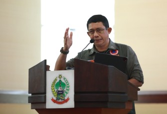 Kepala BNPB Letjen TNI Suharyanto memberikan arahan dan pemaparan pada rapat koordinasi penanganan bencana hidrometeorologi di Provinsi Sulawesi Selatan, di Kantor Gubernur Sulawesi Selatan, Kamis (2/1).