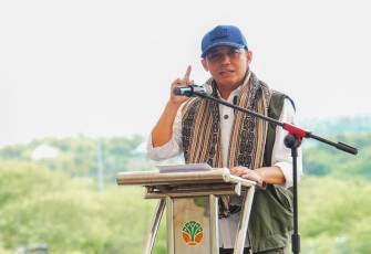 Menhut Raja Antoni saat memberikan sambutan dalam penanaman pohon serentak di kecamatan Alak, Kota Kupang, NTT