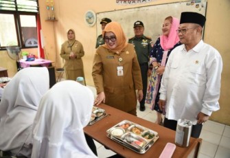 Mendikdasmen Abdul Mu'ti saat meninjau pelaksanaan Program MBG di SMPN 12 Semarang, Senin (6/1)