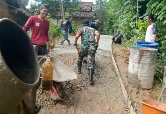 Babinsa Koramil 0801/03 Arjosari saat Gotong Royong Rabat Jalan