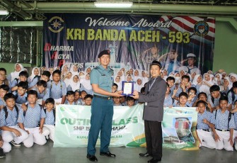 Sebanyak 120 pelajar dari SMP Islam Ruhama Labschool of UHAMKA mengikuti kegiatan warship tour di KRI Banda Aceh-593 yang tengah sandar di Dermaga Markas Komando Lintas Laut Militer (Kolinlamil), Tanjung Priok, Jakarta Utara, Rabu (13/8)