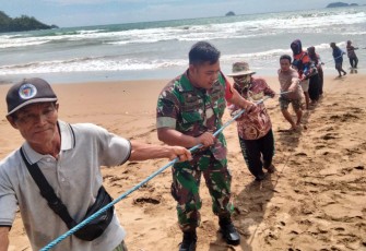 Serma Yayan saat Ikut Tarik Jaring Demi Jaga Laut Pantai Blado