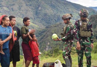 Prajurit TNI Turun Langsung Borong Hasil Bumi Papua