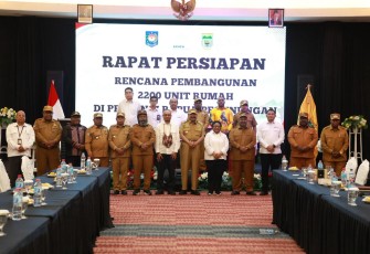 Wakil Menteri Dalam Negeri (Wamendagri) Ribka Haluk memimpin Rapat Persiapan Rencana Pembangunan 2.200 Unit Rumah di Provinsi Papua Pegunungan yang berlangsung di Hotel Baliem Pilamo, Wamena, Kabupaten Jayawijaya, Papua Pegunungan, Senin (11/8/2025)