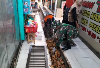 Babinsa Koramil 01/Ngawi Bersama Masyarakat Lakukan Pembersihan Pasar