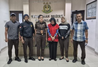 Pegawai Dinkes Karanganyar, K, salah satu dari dua tersangka baru kasus dugaan korupsi pengadaan alkes, ditahan Kejari Karanganyar, Senin (2/6/2025) malam.