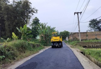 Jalan Penghubung Candirenggo-Toyomarto di Malang saat Diperbaiki