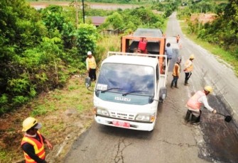 Dinas PUPP Kepri saat memperbaiki Kerusakan Jalan