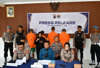 Press release Polres Karanganyar dipimpin oleh Kabag Ops Polres Karanganyar Kompol Dudi Pramudia, S.H., M.H. serta dihadiri oleh Kasat Reskrim AKP Wikan Sri Kadiyono, S.H., M.H., para Kapolsek jajaran, Kasi Humas IPTU Mulyadi, S.H., dan sejumlah awak media cetak maupun online di Kabupaten Karanganyar.
