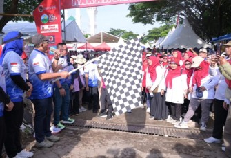 Bupati Rober Christanto memberangkatkan peserta jalan sehat HUT ke-54 Korpri, di Alun-alun Karanganyar, Minggu pagi (23/11/2025) pagi.