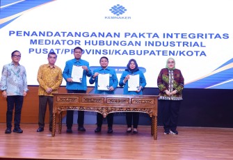 1072 Mediator Hubungan Industrial saat Teken Pakta Integritas