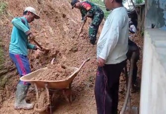 Babinsa Koramil 0801/05 Nawangan  Bersihkan Material Longsor