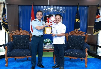 Panglima Komando Operasi Udara II Marsda TNI Deni Hasoloan S. menerima audiensi Regional Chief Executive Officer (RCEO) BRI Makassar Bapak D. Argo Prabowo di Ruang Audiensi Makoopsud II, Makassar, Sulawesi Selatan, Senin (20/1/2025)