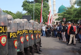 Simulasi penanganan aksi unjuk rasa besar-besaran yang berpotensi anarkis, di depan Kantor Sekretariat Daerah Kabupaten Karanganyar, Senin (25/8/2025)