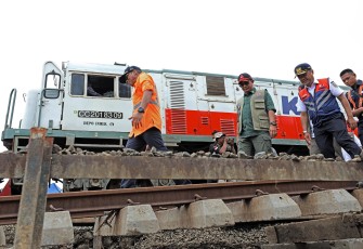 Kepala BNPB Letjen TNI Dr. Suharyanto S.Sos., M.M., (baju rompi hijau) saat meninjau lokasi jalur rel kereta api yang terdampak banjir di Desa Papanrejo, Kecamatan Gubug, Kabupaten Grobogan, Jawa Tengah, Kamis (23/1).