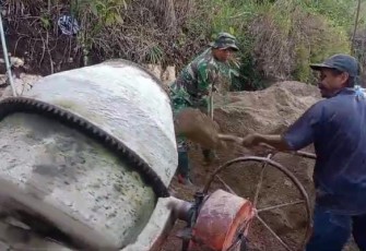 Babinsa Koramil 0801/12 Pringkuku Bantu Pembuatan Talud